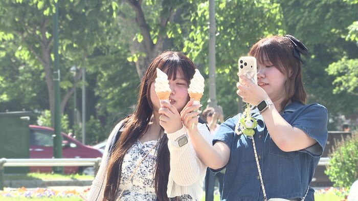かき氷やソフトクリームを楽しむ人の姿も