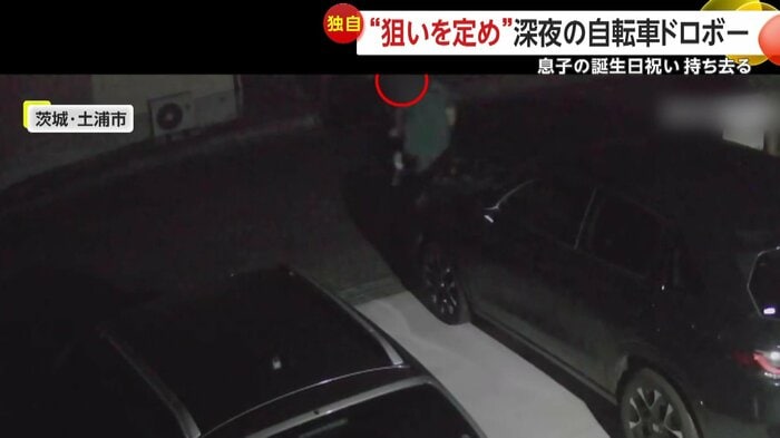 自転車を盗む40代くらいの男(視聴者撮影)