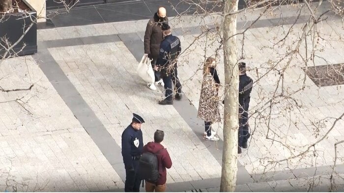 外出目的を確認する警察官(パリ市内)