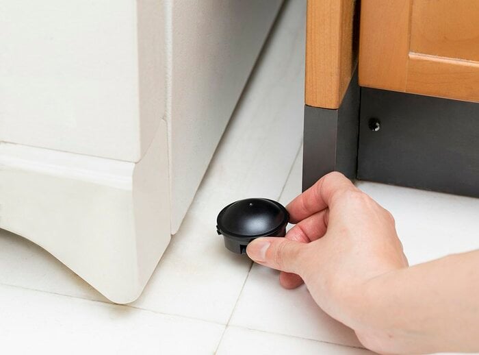 冷蔵庫と家具のすき間に(提供:アース製薬)