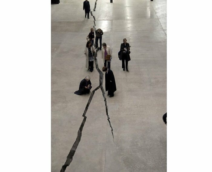 『シボレス』2007年テート・モダンのタービンホールPhoto: Sergio ClavijoCourtesy of Doris Salcedo Studio