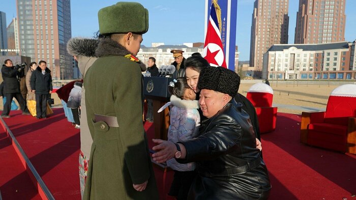 遺族の子どもを抱きしめるジュエ氏