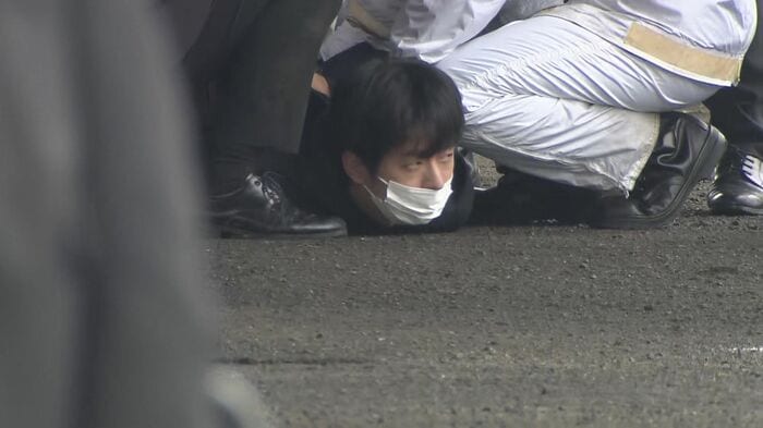 取り押さえられた木村隆二被告 2023年4月