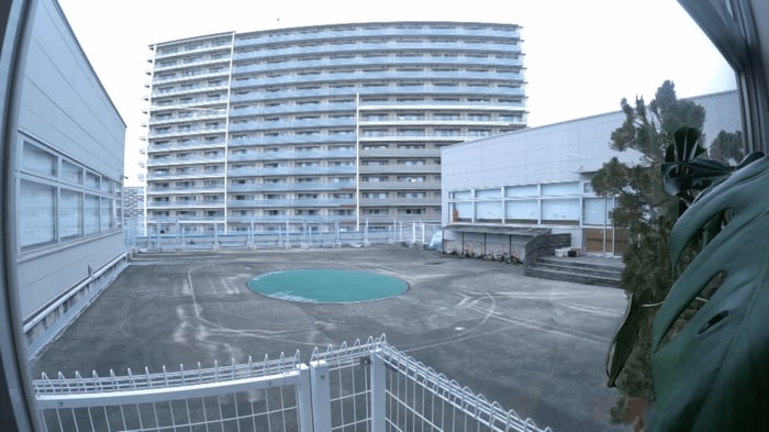 オフィスの窓から子どもたちを預かる企業内保育所が見える