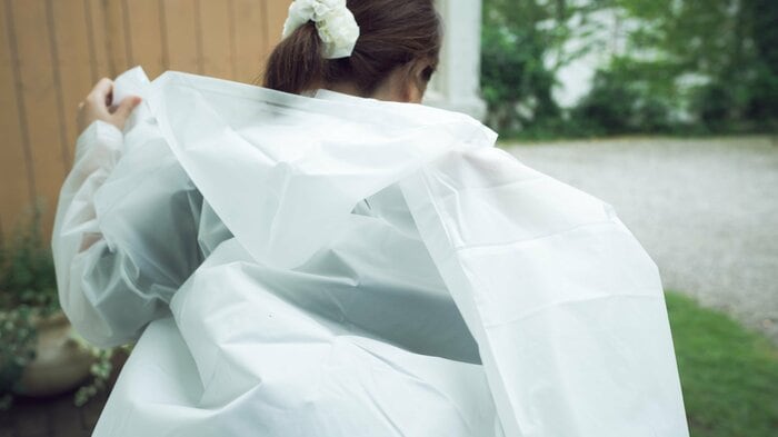 レインコートなどでも雨風はしのげる(画像はイメージ)