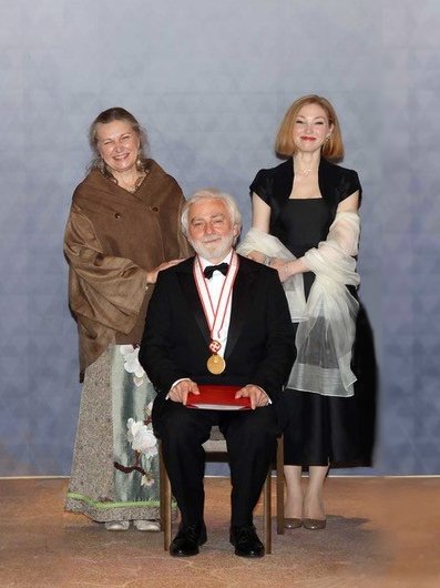 奥さんのマリアさん、長女のクラウディアさんと ©️日本美術協会/産経新聞