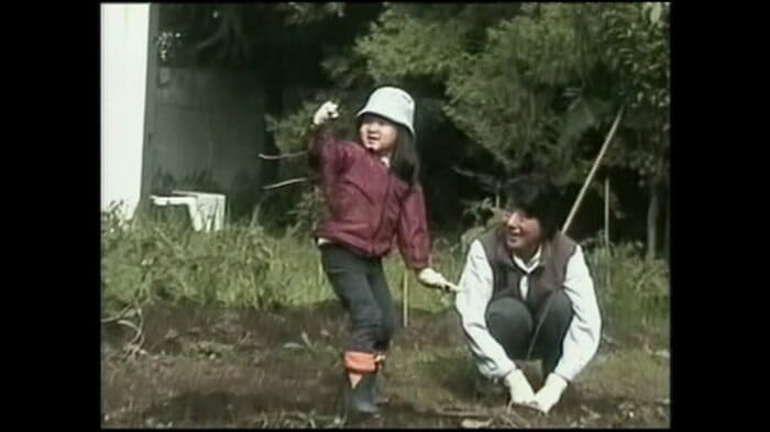 イモ掘りをされる愛子さま　平成17（2005）年11月
