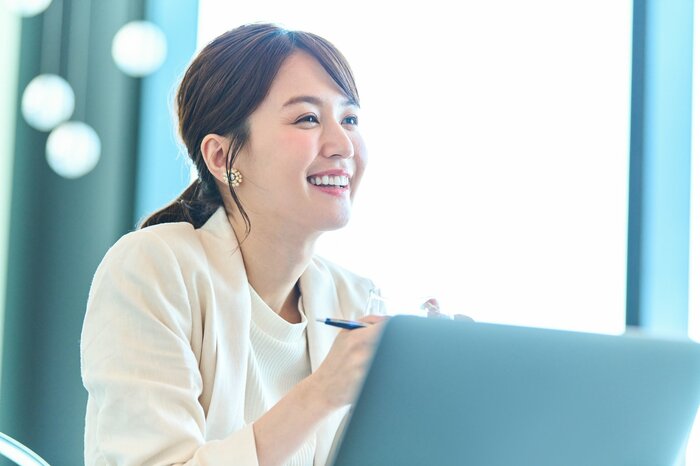 「聴く」ことも自己理解を深める機会に（画像：イメージ）