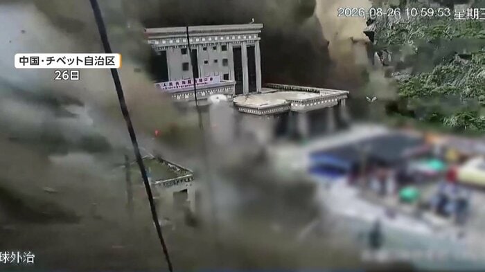 中国・ネパール国境検問所が土石流に飲まれた