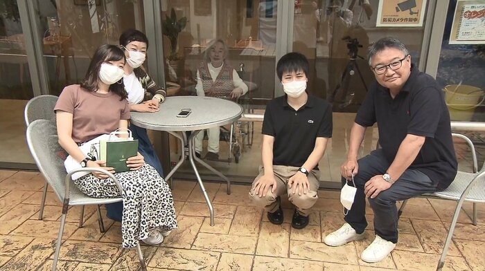 高齢者施設でガラス越しの面会