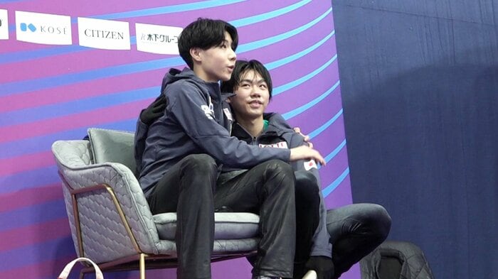 演技後、蛯原のそばで西野が寄り添っていた