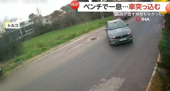 女性が座るベンチに突進する暴走車