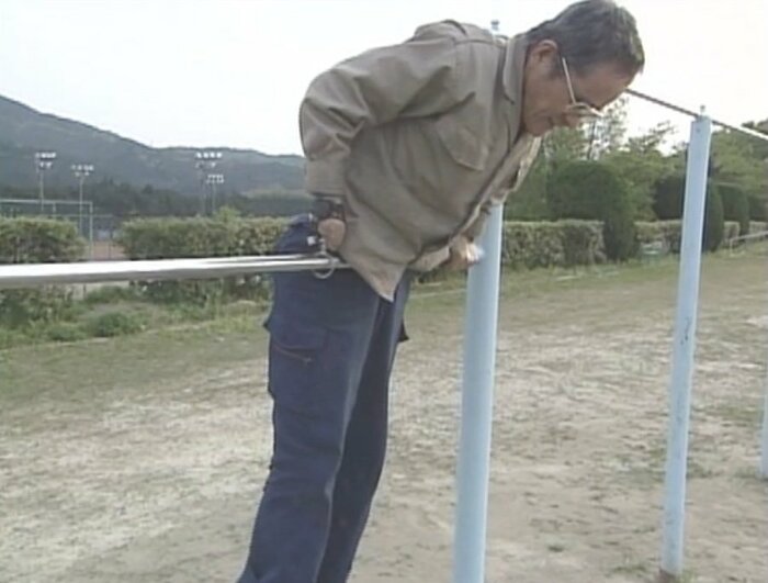 自作の「万能ホルダー」で鉄棒も