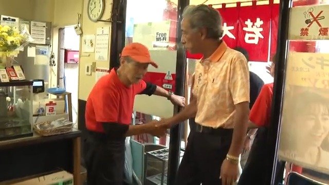 握手をしながら客を出迎える藤井さん