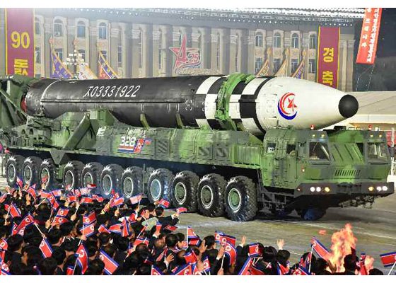 北朝鮮、火星17型大陸間弾道ミサイル(推定直径約2.4~2.5m)(朝鮮労働新聞・2022年4月26日)