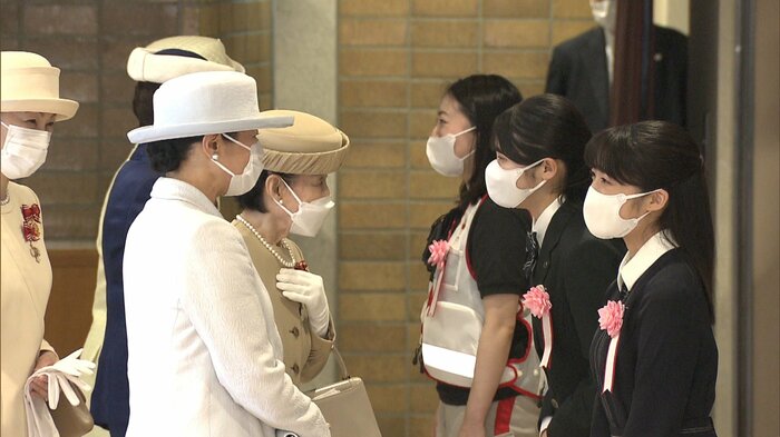 式典後、上白石萌音さんと交流される皇后さま