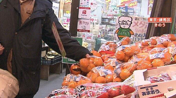 ミカンを手に取るも…棚に戻す人