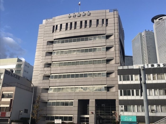 訪れた兄2人が異臭に気づく…居間に住人とみられる一部白骨化した遺体 同居の弟から事情聞く