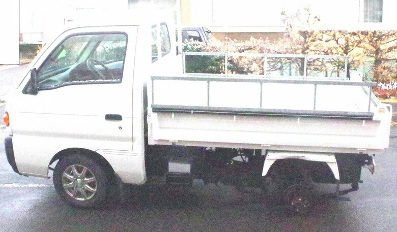 軽トラックから外れたタイヤが小学生の男の子に衝突…左後輪から脱落し対向車線の歩道まで転がる…登校中だった男の子は右ひざ軽傷＿事故直前「ガタガタ」と異音「2週間ほど前に自宅でタイヤ交換」〈北海道函館市〉｜FNNプライムオンライン