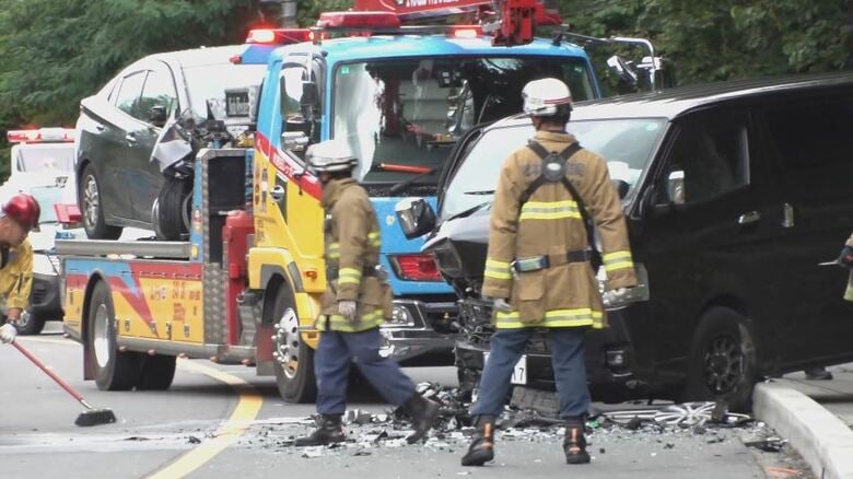 車同士が衝突　子ども含む7人搬送　神奈川県の50代男性が死亡　乗用車がセンターラインを越えてワンボックスカーに衝突か　現場は観光地に続く幹線道路｜FNNプライムオンライン