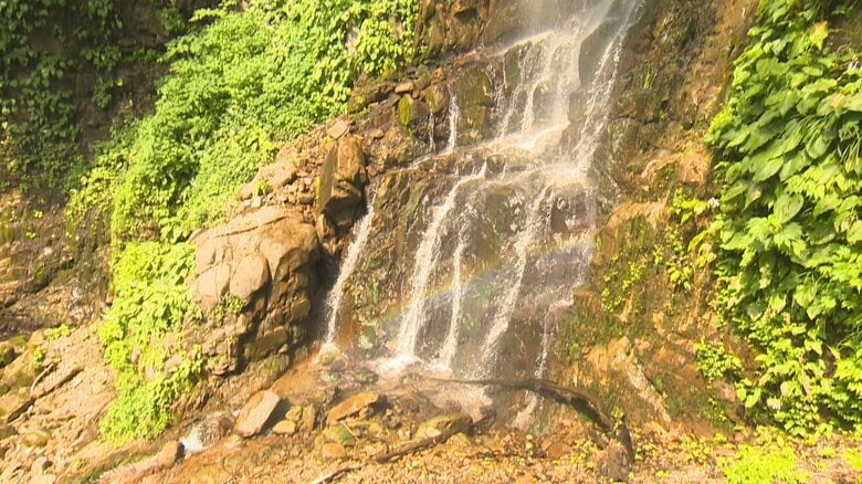 富山の隠れ絶景「常虹の滝」で夏の暑さを忘れる - 太陽と水しぶきが織りなす自然の芸術作品｜FNNプライムオンライン