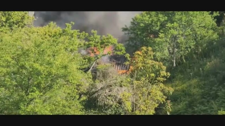 【速報】益田市で住宅火災　付近の山林に延焼の恐れで消防と警察が対応中　島根県と鳥取県に乾燥注意報｜FNNプライムオンライン