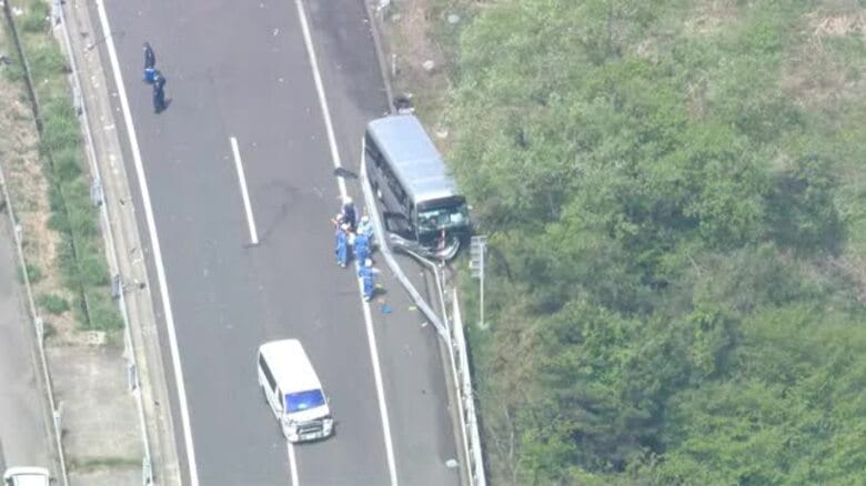 【続報・磐越道マイクロバス事故】26人けが・17歳高校生が死亡　反対車線にも乗客が投げ出されたか｜FNNプライムオンライン