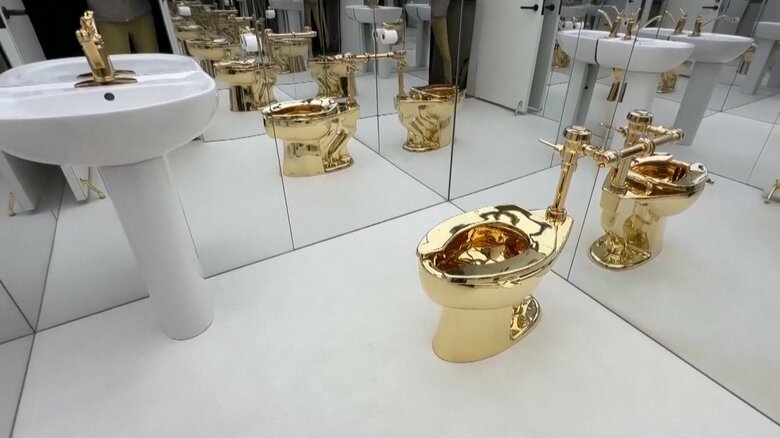 18金100kg使用の“黄金のトイレ”が18.8億円で落札される　アメリカ・ニューヨーク　“壁にバナナ”の作品で知られるアーティストの作品｜FNNプライムオンライン