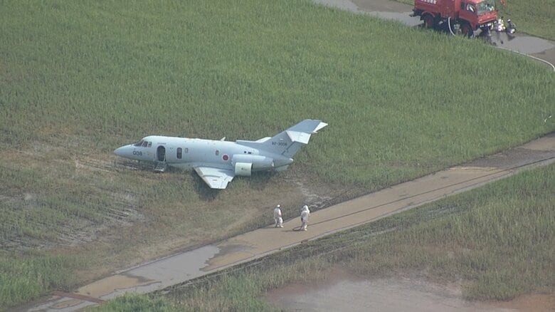航空自衛隊新潟救難隊の機体が新潟空港の滑走路を逸脱  滑走路封鎖で空の便に影響｜FNNプライムオンライン