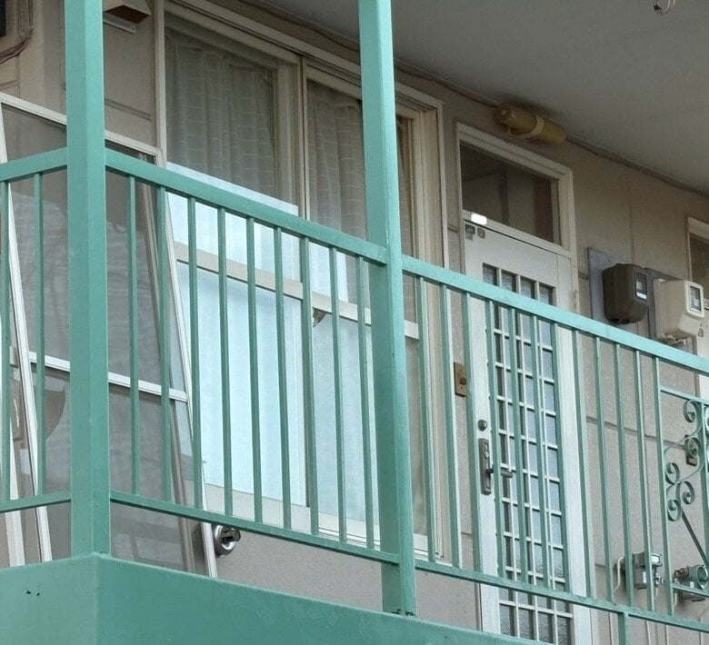 【強盗致傷”2人組の男”逃走中】「金を出せ！」アパートの窓を割って侵入し現金1万円が入った財布など奪う…住人の60代男性が工具のようなもので殴られケガ〈北海道・旭川市〉｜FNNプライムオンライン