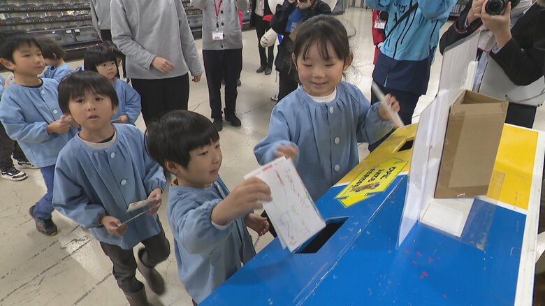 年賀状の引き受け開始 北陸3県の発行枚数は去年より44パーセント減少の1430万枚 富山市で園児が参加して式典|FNNプライムオンライン