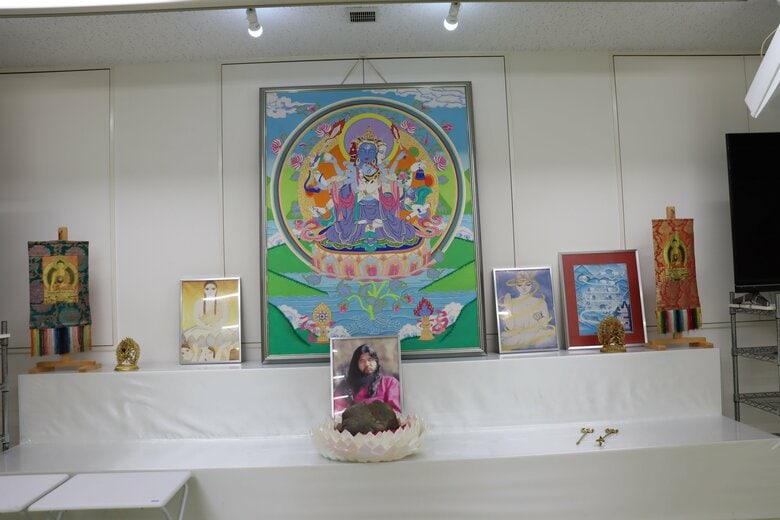 教祖だった男の写真や説法が収録された教材などを確認―オウム真理教の後継団体「アレフ」の札幌施設に公安調査庁が立ち入り検査＜北海道＞｜FNNプライムオンライン