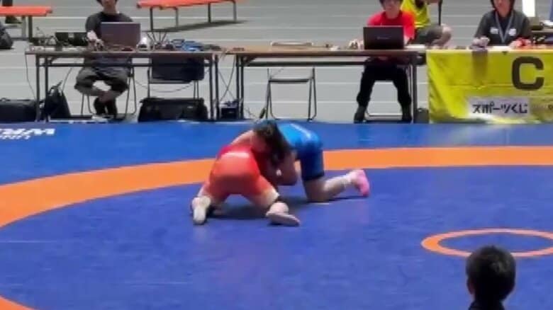 全国少年少女レスリング選手権大会小学生女子4年・重量級の試合に臨む鈴木利奈さん（青）【画像提供：鈴木さん】