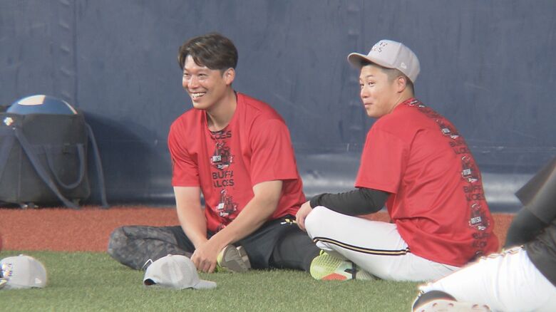 試合前練習中の岩嵜翔・才木海翔