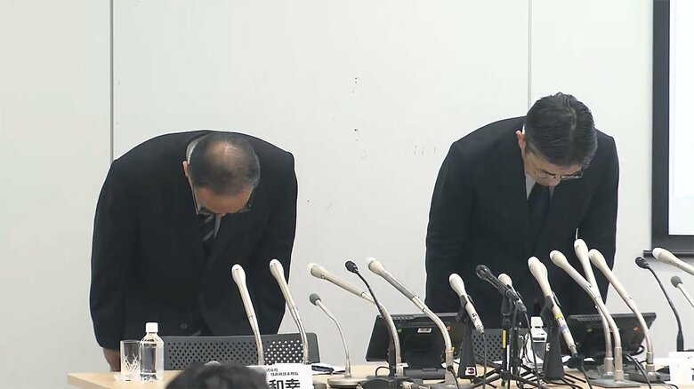 会見で頭を下げるKDDI・高橋社長ら