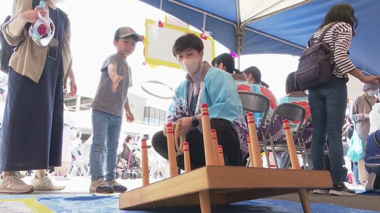 輪投げを楽しむ子どもたち　厚生連佐久総合病院の「病院祭」
