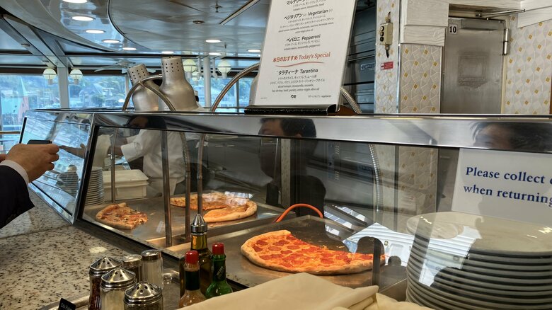 プールではカジュアルフードを楽しめる