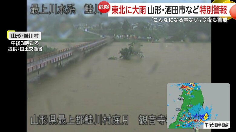 大雨で一気に増水した鮭川