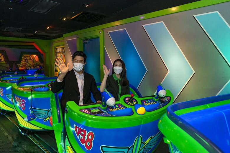 スペース・クルーザーへ乗り込んだ(左から)鈴木亮平さん、今田美桜さん　(C) 2022 Disney/Pixar. All Rights Reserved.　(C) Disney