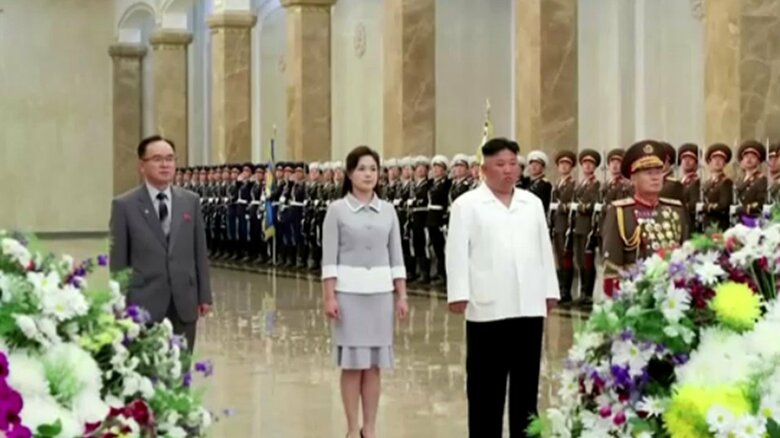 左のグレーのスーツが趙甬元（チョ・ヨンウォン）党書記