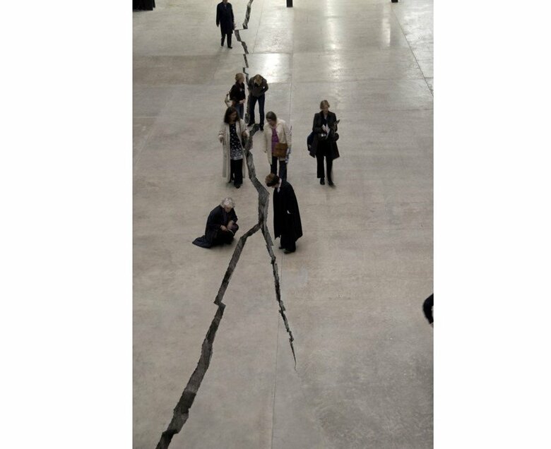 『シボレス』2007年テート・モダンのタービンホール
Photo: Sergio Clavijo
Courtesy of Doris Salcedo Studio