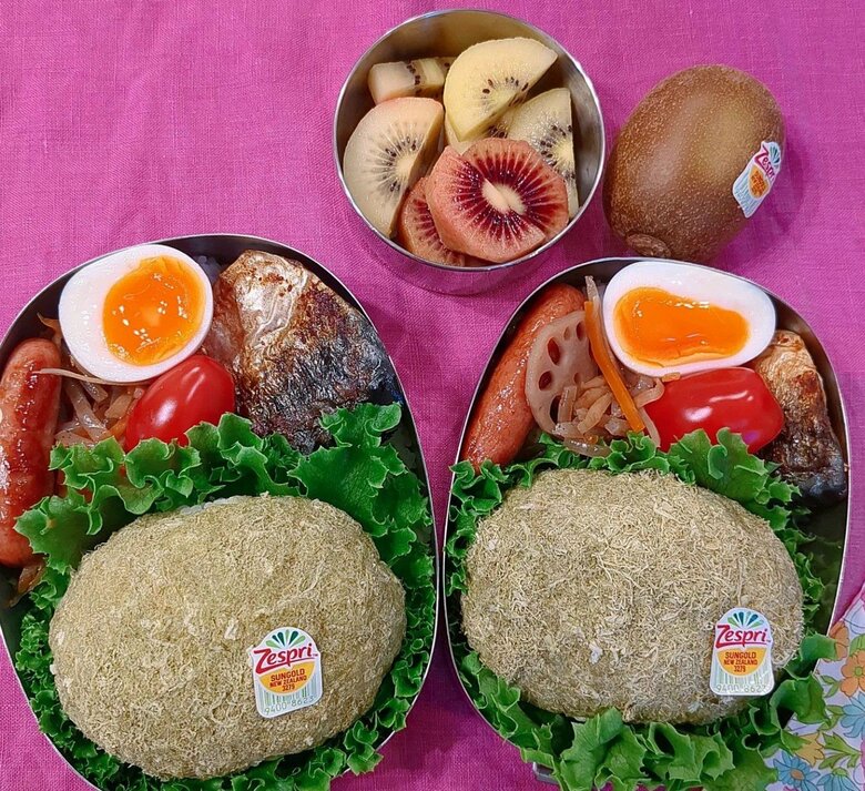 キウイに見えるが、こちらはとろろのおにぎり