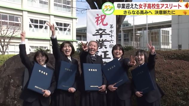 卒業式で友人と