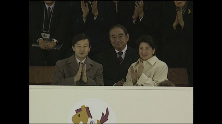 選手たちの演技に拍手を送られる皇太子ご夫妻