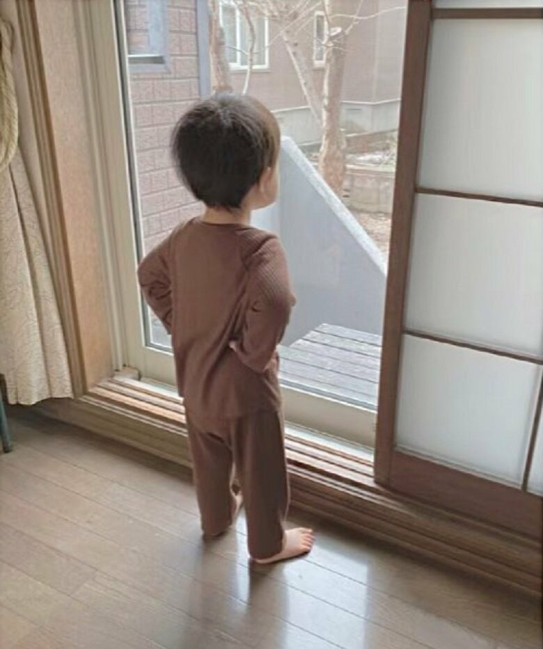 腰に手をあて、満足気な様子に見える