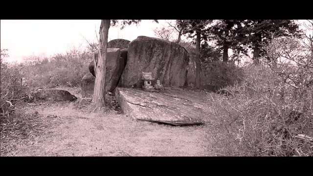 坂上田村麻呂が50人の兵士を座らせて戦略を練った