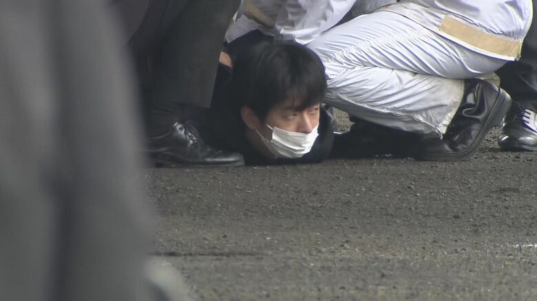 事件現場で取り押さえられた木村被告