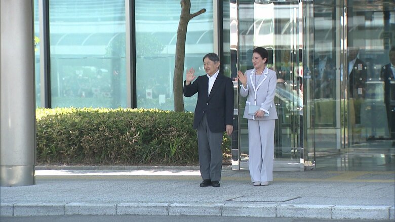 松山空港に到着された天皇皇后両陛下（16日）