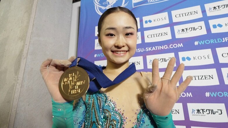 金メダルを手に笑顔を見せる島田