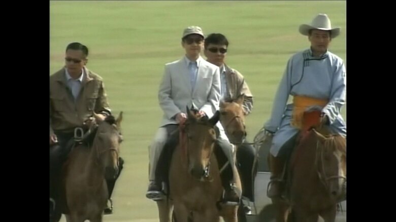 平成19（2007）年7月　草原でホーストレッキングを楽しまれる陛下（モンゴル）